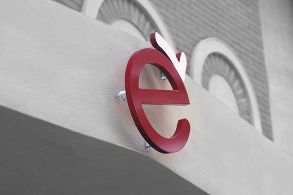 E'